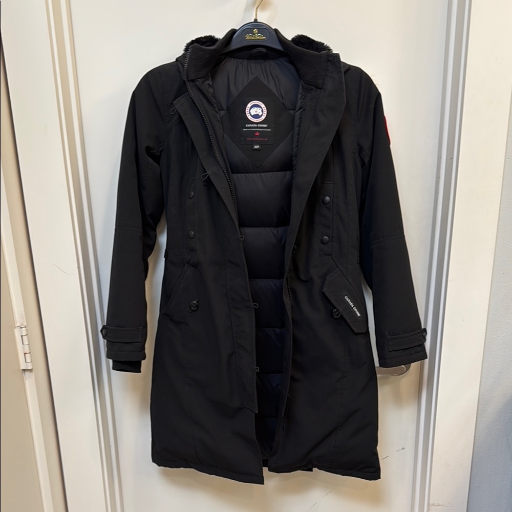 Canada Goose Black Full Zip Down Coat
Guaranteed Authentic 
Excellent Condition